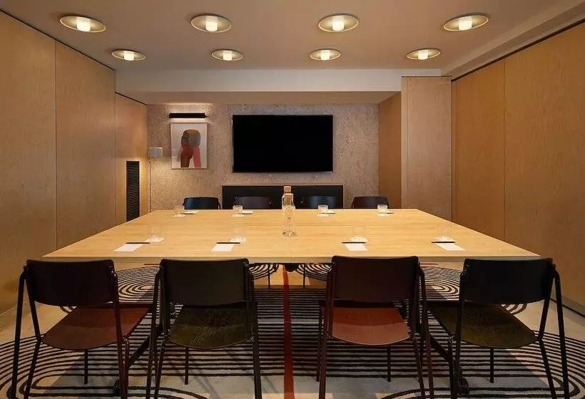 ホテル Moxy Sydney Airport