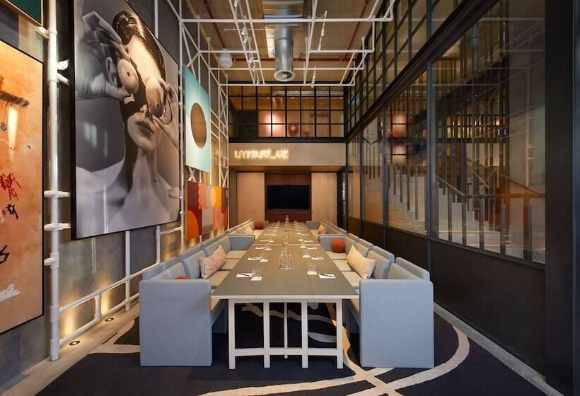 בית מלון כפרי Moxy Sydney Airport