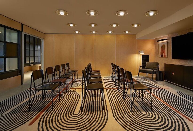 בית מלון כפרי Moxy Sydney Airport