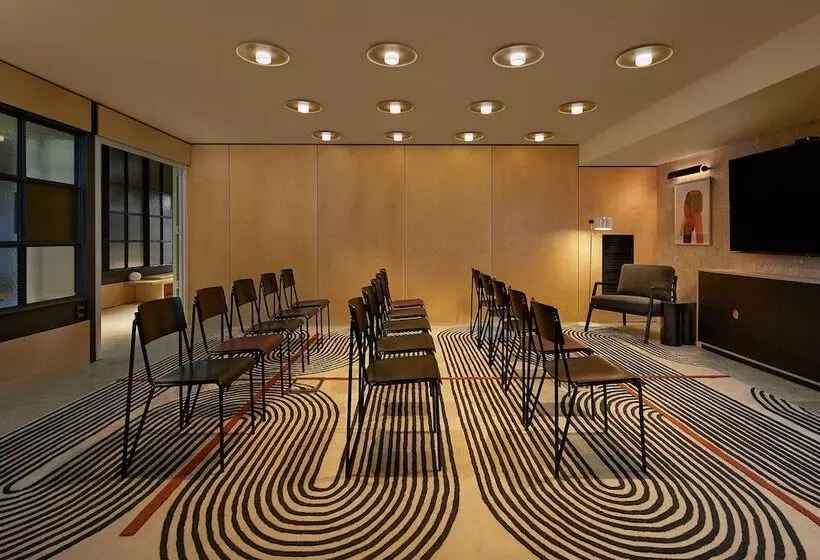 ホテル Moxy Sydney Airport