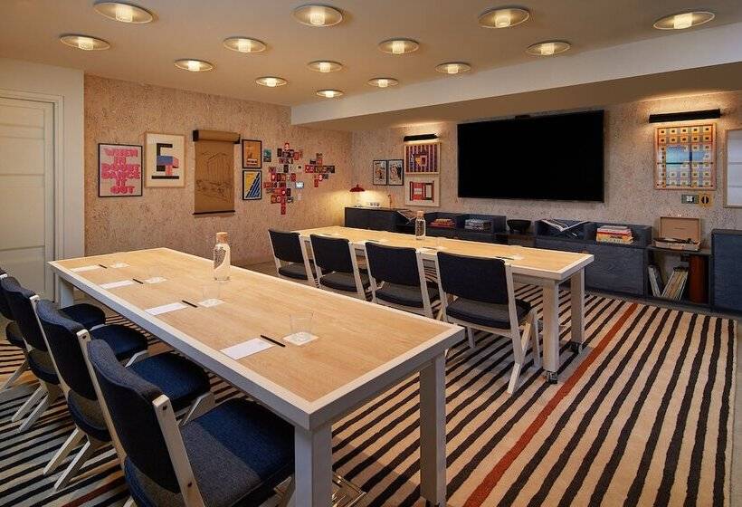 בית מלון כפרי Moxy Sydney Airport