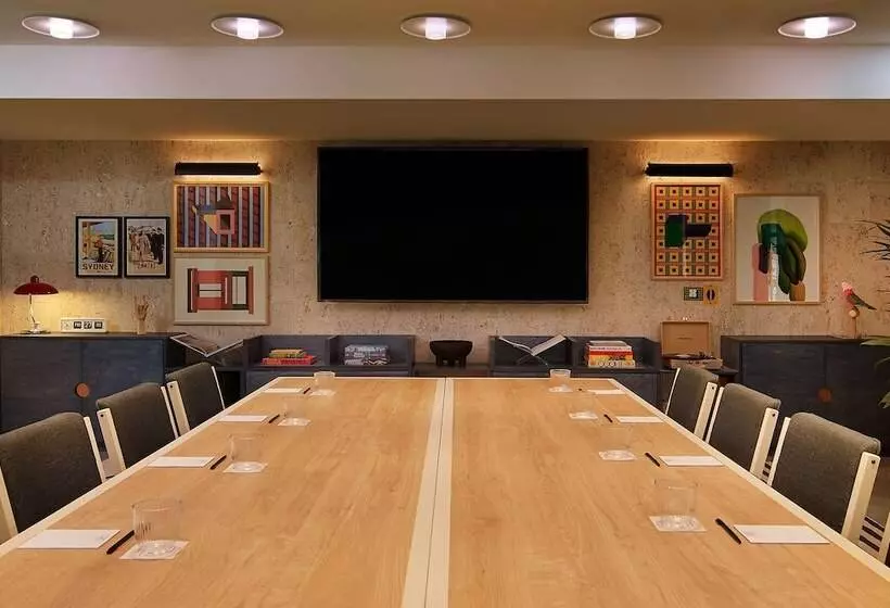 ホテル Moxy Sydney Airport