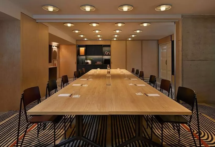 ホテル Moxy Sydney Airport