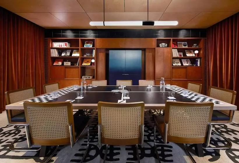 ホテル Moxy Sydney Airport