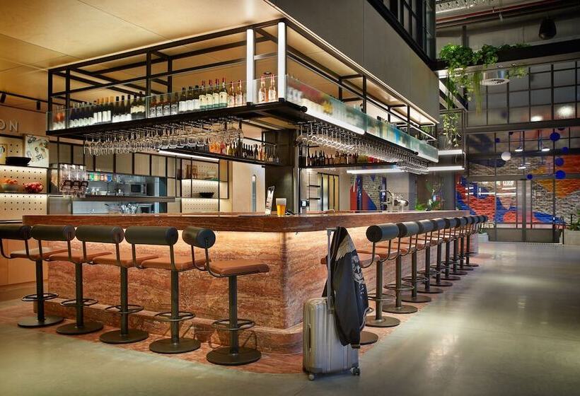 בית מלון כפרי Moxy Sydney Airport