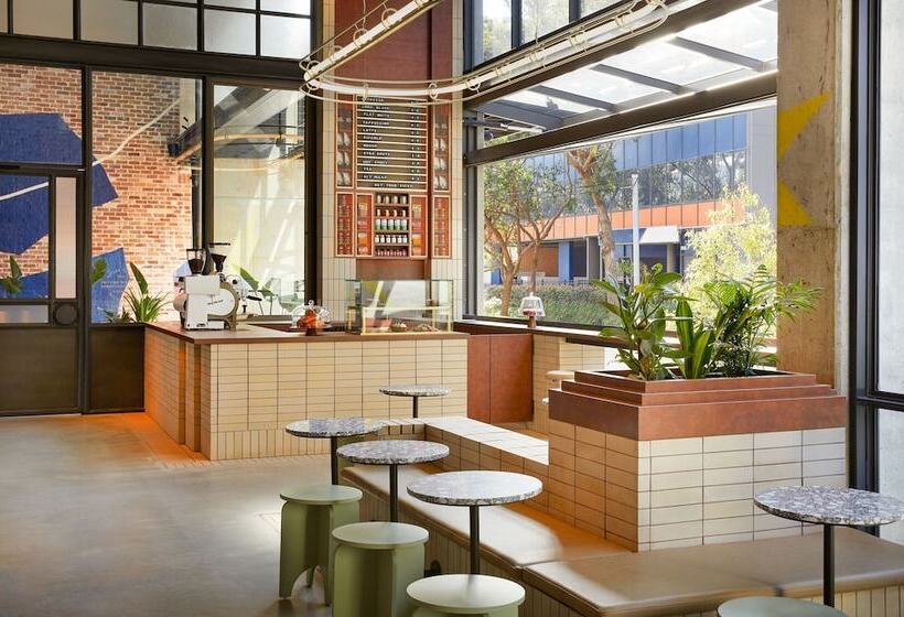 בית מלון כפרי Moxy Sydney Airport