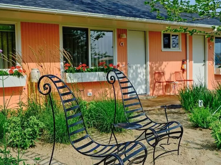 Silver Sands Motel & Beach Bungalows