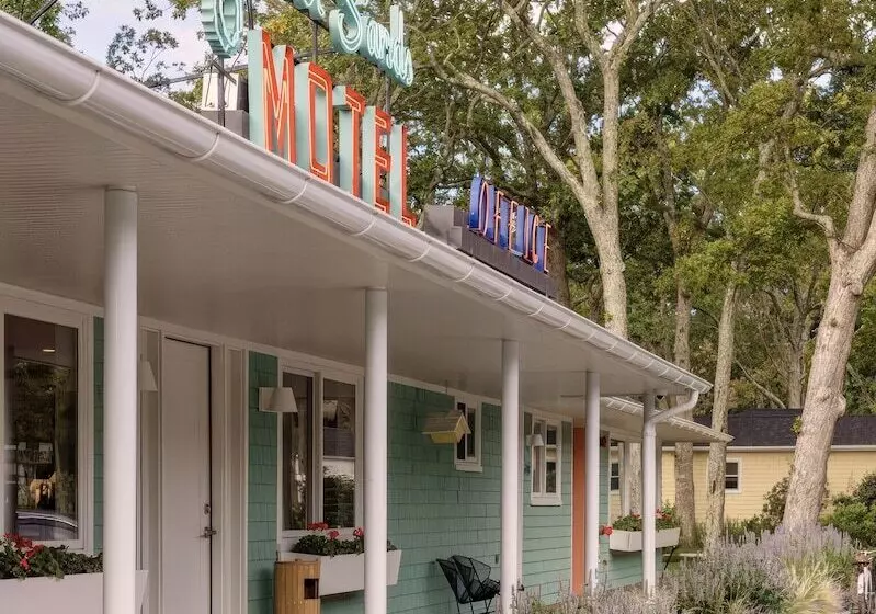 Silver Sands Motel & Beach Bungalows