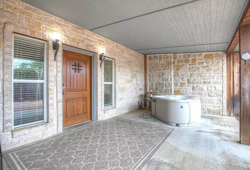 Private Luxury Retreat With Hot Tub 10mins To Fred!