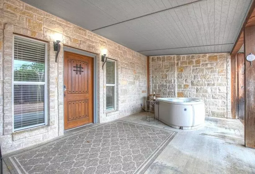 Private Luxury Retreat With Hot Tub 10mins To Fred!