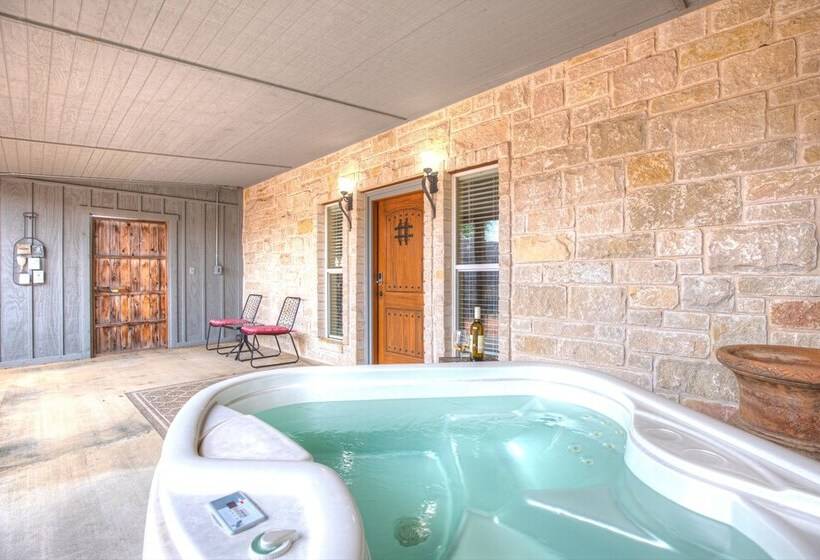 Private Luxury Retreat With Hot Tub 10mins To Fred!