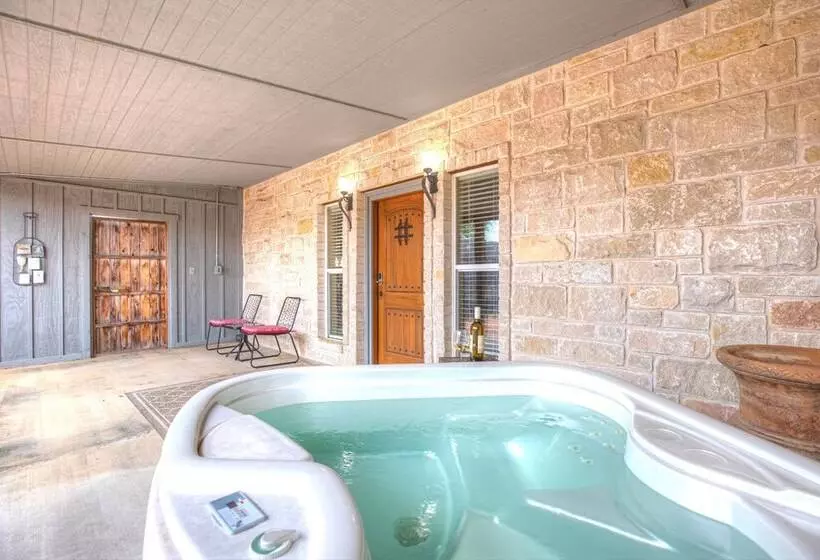 Private Luxury Retreat With Hot Tub 10mins To Fred!