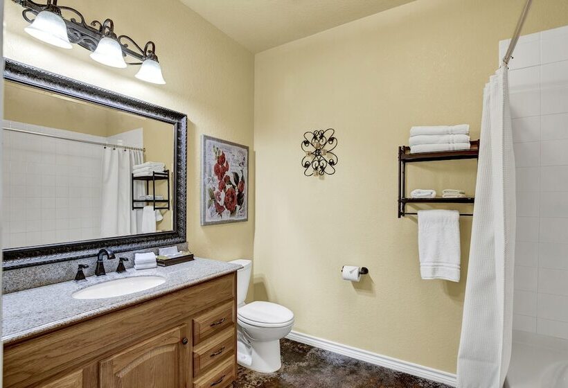 Private Luxury Retreat With Hot Tub 10mins To Fred!