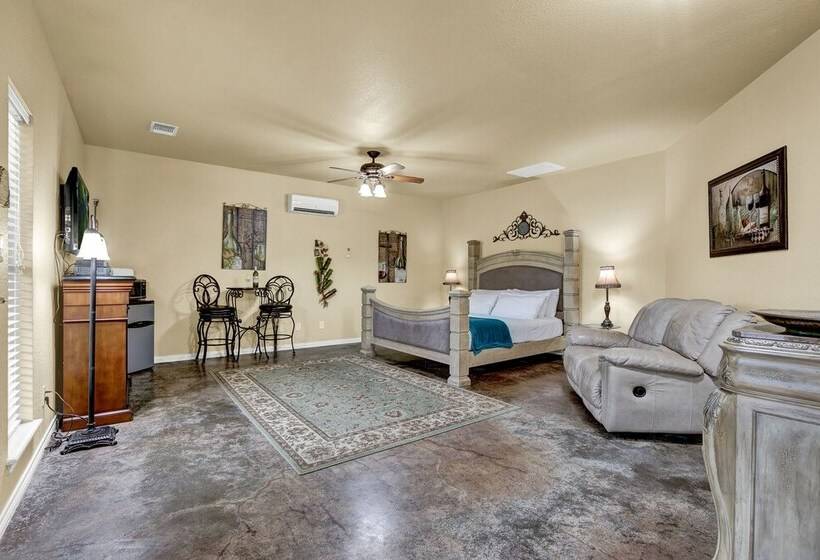 Private Luxury Retreat With Hot Tub 10mins To Fred!