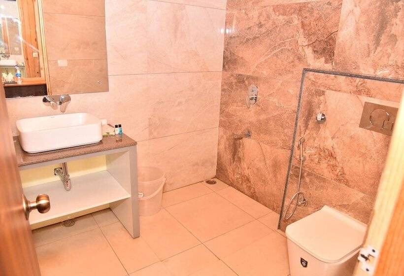 Qcent Woods Spa & Resort