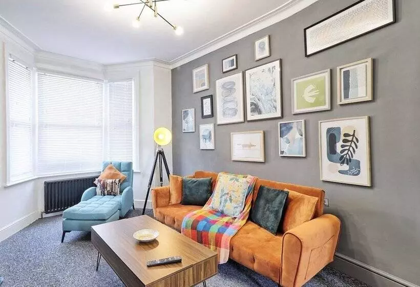 Residenssi Captivating 2bed House In Southend Pet Friendly!