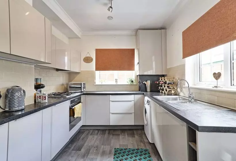 Residenssi Captivating 2bed House In Southend Pet Friendly!