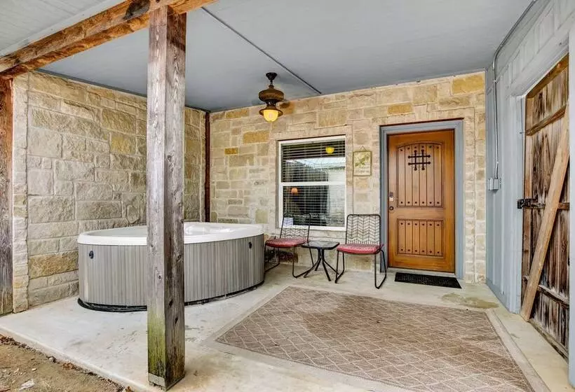 Romantic Oasis With Hot Tub Near Fred And Wineries!