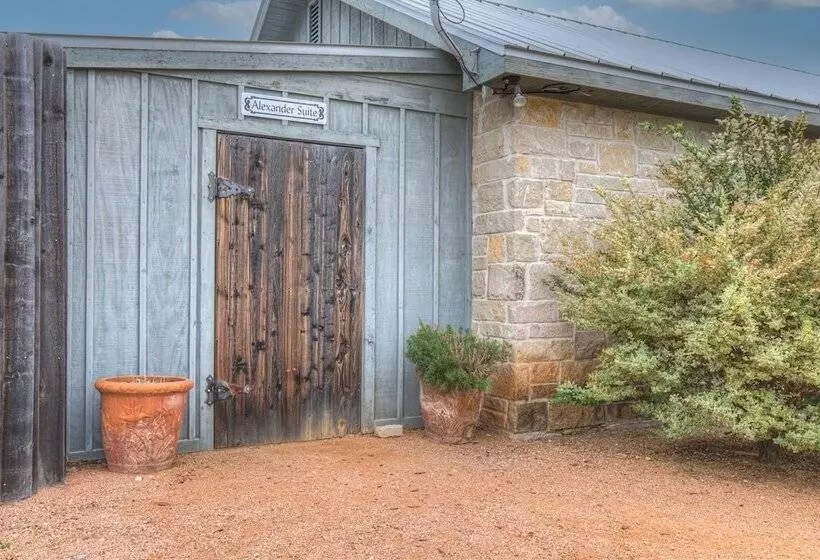 Romantic Oasis With Hot Tub Near Fred And Wineries!