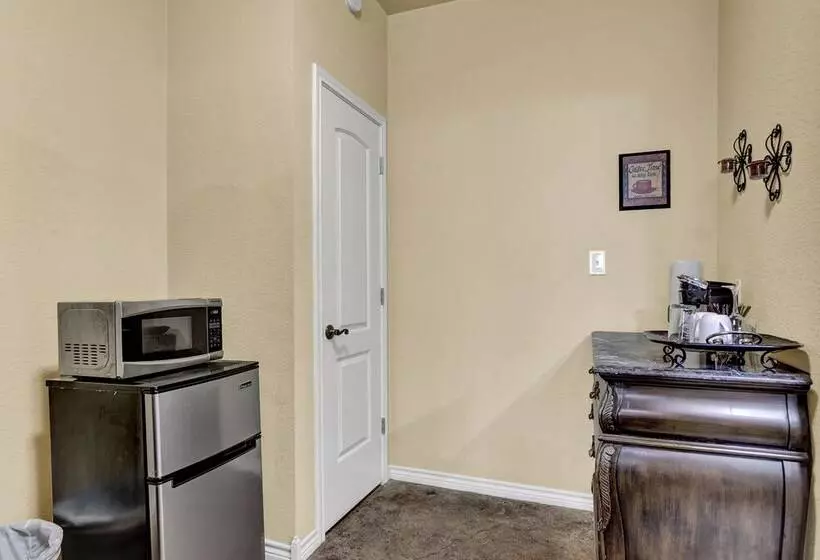 Romantic Oasis With Hot Tub Near Fred And Wineries!