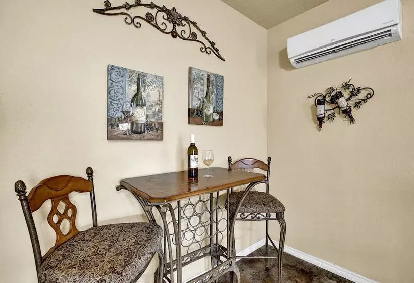 Romantic Oasis With Hot Tub Near Fred And Wineries!