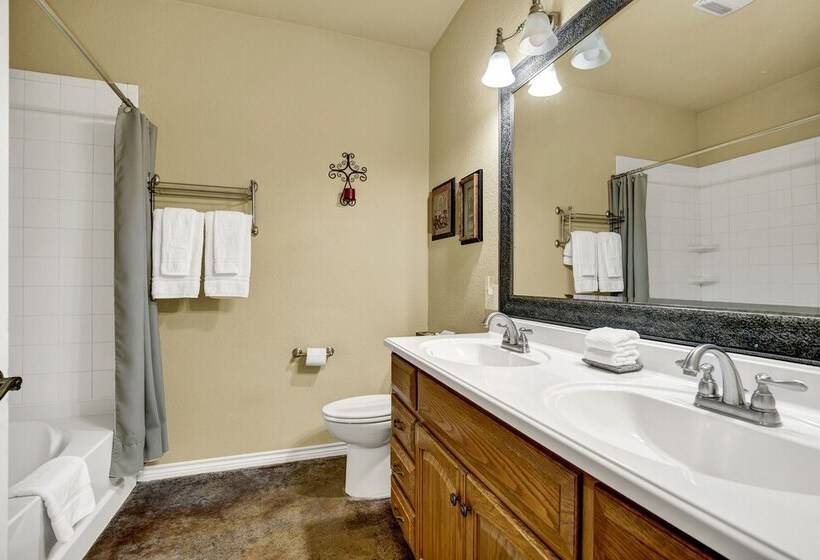 Romantic Oasis With Hot Tub Near Fred And Wineries!