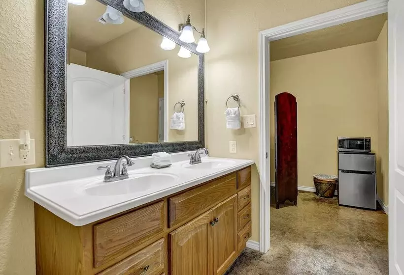 Romantic Oasis With Hot Tub Near Fred And Wineries!