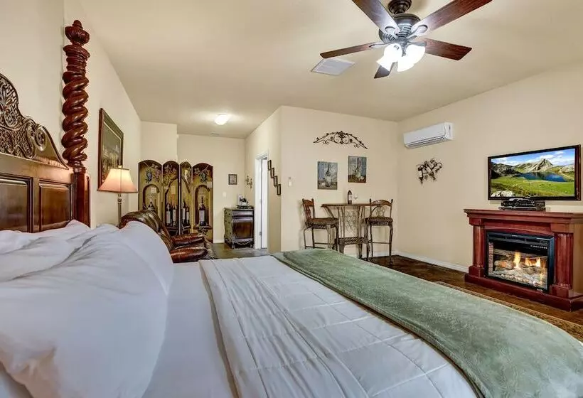 Romantic Oasis With Hot Tub Near Fred And Wineries!