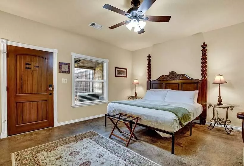 Romantic Oasis With Hot Tub Near Fred And Wineries!