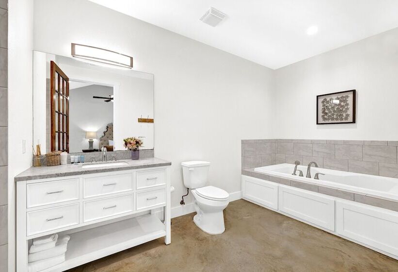 Schubert Inn Suite B With Pool & Grill   Walk To Main