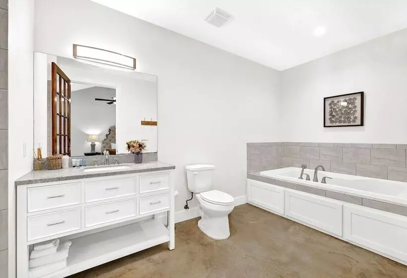 Schubert Inn Suite B With Pool & Grill   Walk To Main