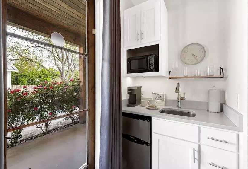 Schubert Inn Suite B With Pool & Grill   Walk To Main