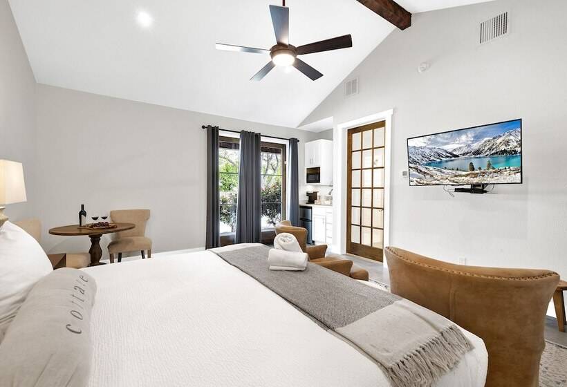 Schubert Inn Suite B With Pool & Grill   Walk To Main