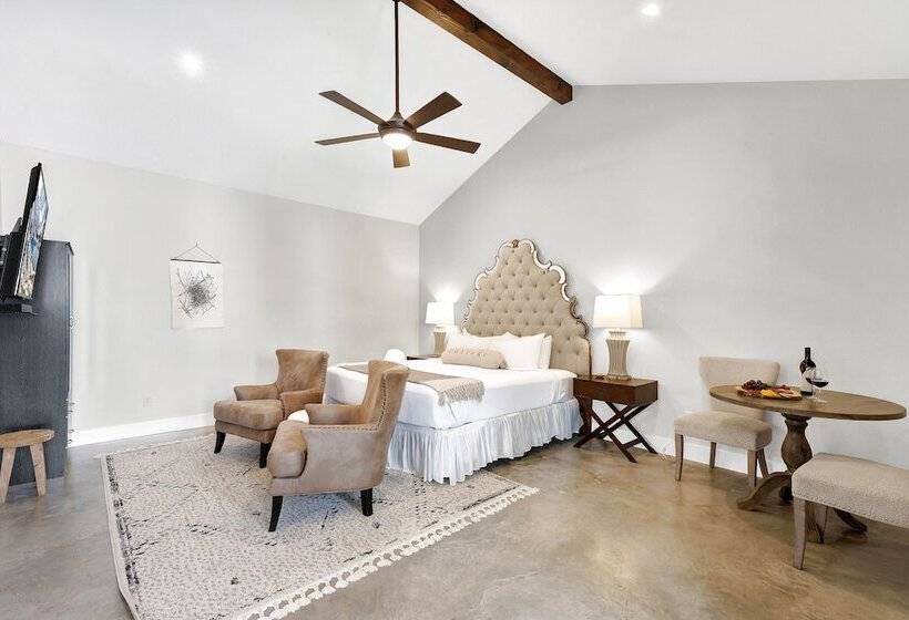 Schubert Inn Suite B With Pool & Grill   Walk To Main