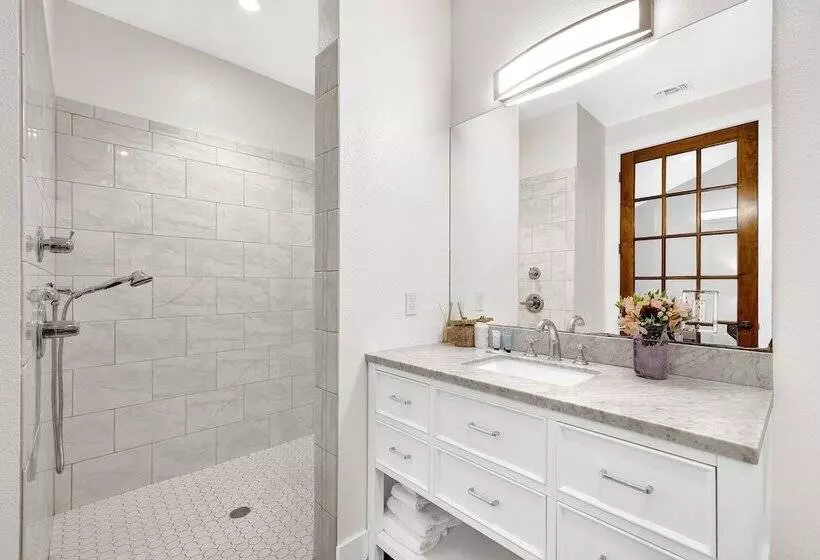 Schubert Inn Suite B With Pool & Grill   Walk To Main