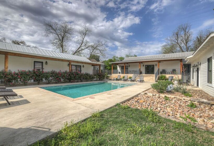 Schubert Inn Suite B With Pool & Grill   Walk To Main