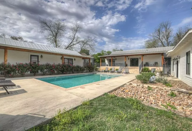 Schubert Inn Suite B With Pool & Grill   Walk To Main