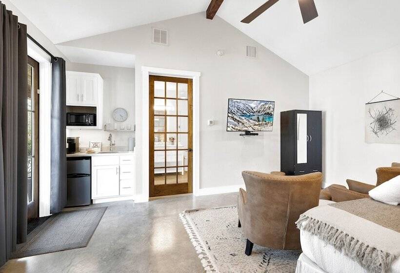 Schubert Inn Suite B With Pool & Grill   Walk To Main