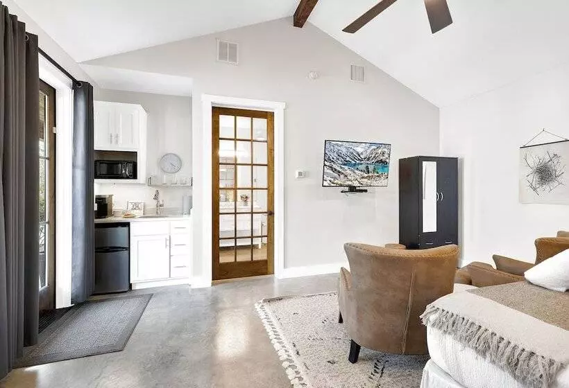 Schubert Inn Suite B With Pool & Grill   Walk To Main