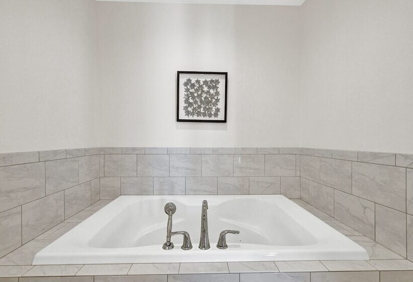 Schubert Inn Suite B With Pool & Grill   Walk To Main