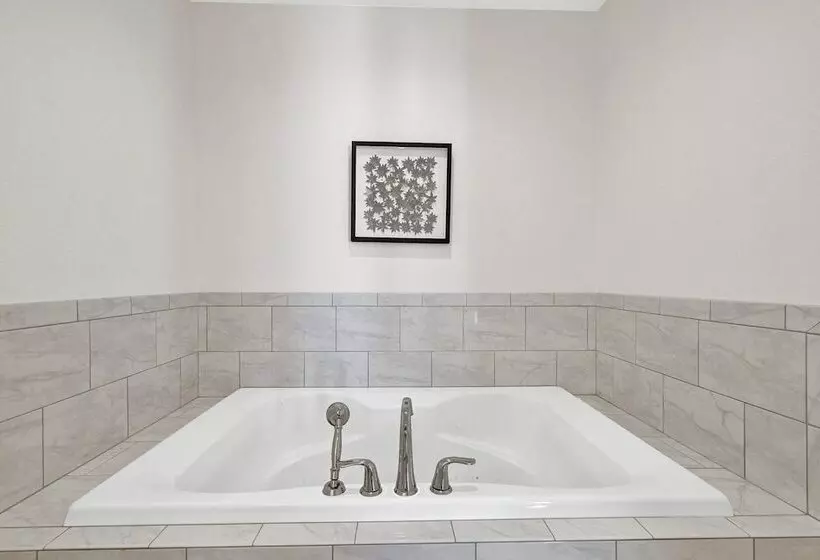 Schubert Inn Suite B With Pool & Grill   Walk To Main