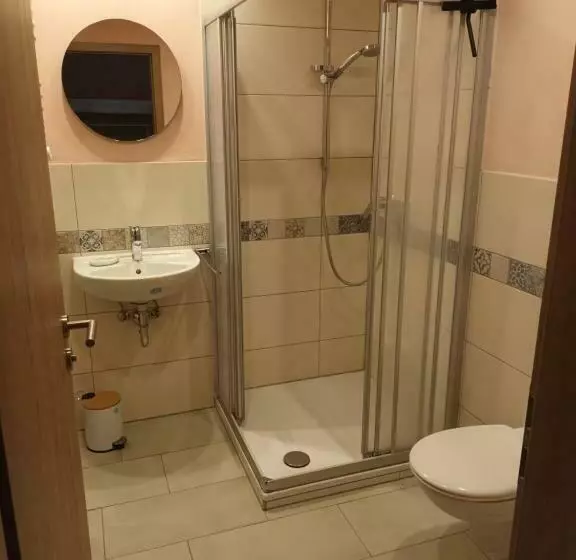 Retkeilymaja Musik Und Theater Gasthof Rössle   Rooms For Angels