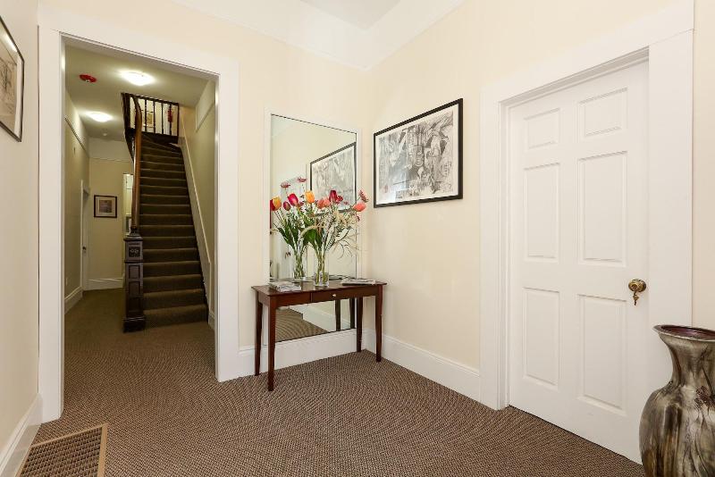 هتل The Grove Inn