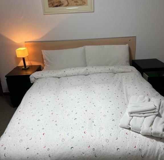 تختخواب و صبحانه Sagrada Familia Double Room With Private Bathroom