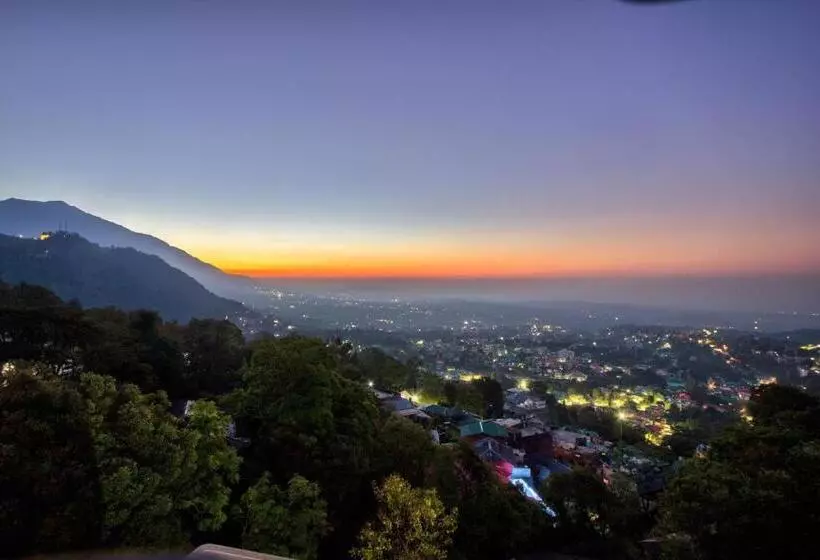 ホテル La Riqueza   Mussoorie   Dhanaulti Road   35 To 45 Mins Drive From Mussoorie