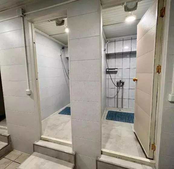 پانسیون Injoy Hostel
