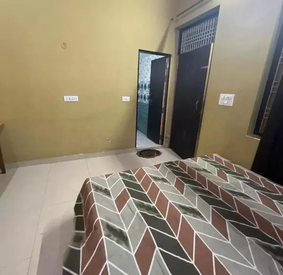 Hotelli Oyo Desi Tadka Hotal
