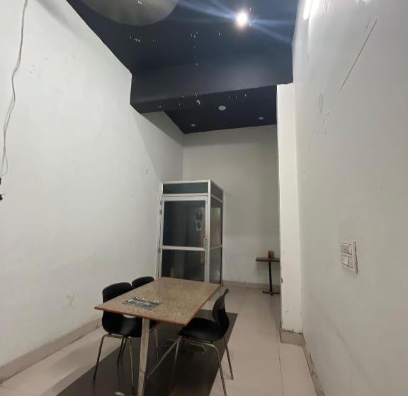 בית מלון כפרי Oyo Desi Tadka Hotal