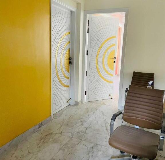 בית מלון כפרי Oyo Desi Tadka Hotal