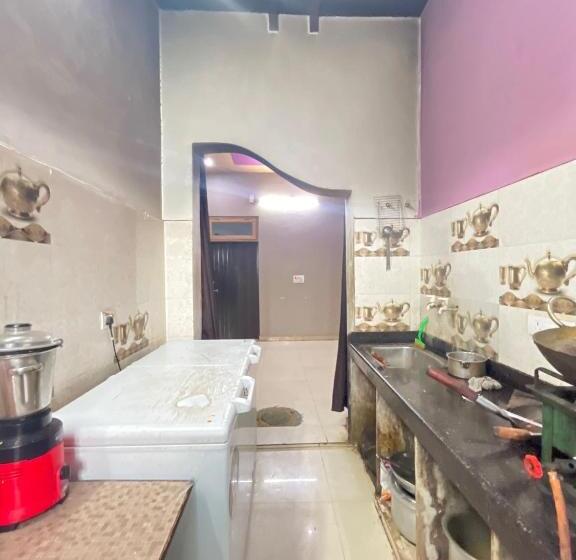 בית מלון כפרי Oyo Desi Tadka Hotal